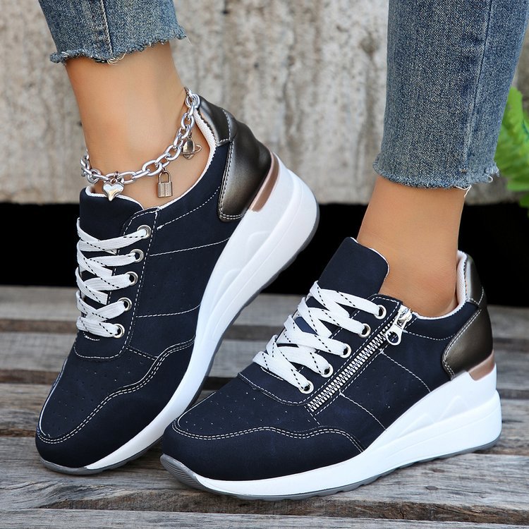 Damen Chunky-Plateau-Sneaker mit perforiertem Velours, gepolstertem Komfortfußbett und Metallic-Fersenaufbau – Névara