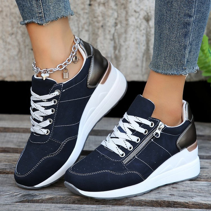 Damen Chunky-Plateau-Sneaker mit perforiertem Velours, gepolstertem Komfortfußbett und Metallic-Fersenaufbau – Névara