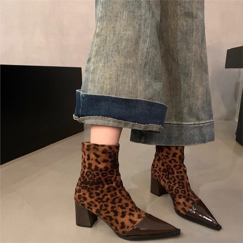 Damen Spitz zulaufende Stiefelette mit Wildlederschaft, patentierter Zehenkappe und sculpted Blockabsatz – Varelle