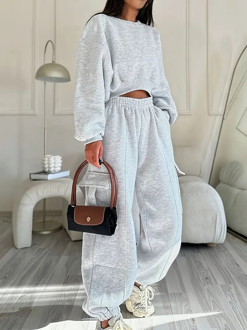 Damen komfortables Cropped-Sweatset mit oversized Pullover und High-Waist Cargo-Jogger – Avérine