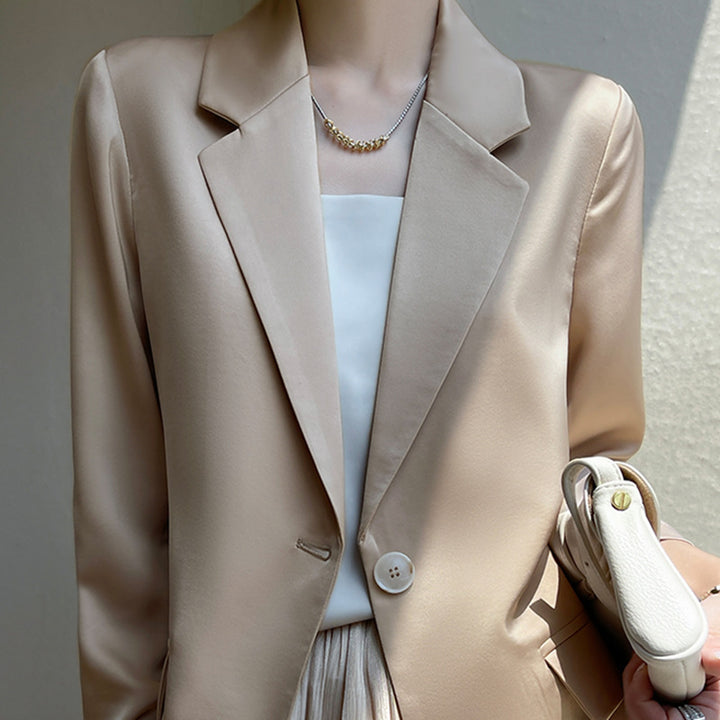 Damen Leichttaillierter Longblazer mit Knopfverschluss und Flap‑Taschen Echoarchiv