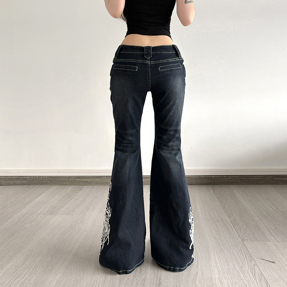 Damen Jeans mit ausgestelltem Bein und eleganter Stickerei – Dénora