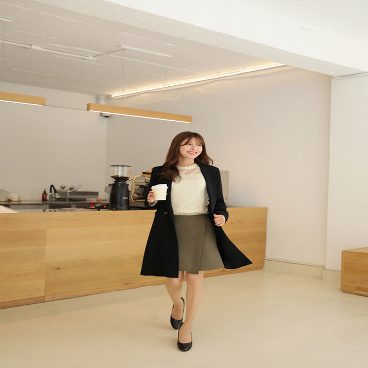 Damen Knieumspielender Einreihiger Wollmix-Longmantel im minimalistischen Tailoring Echoarchiv