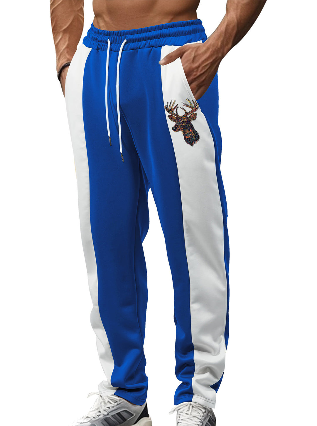 Herren nan sportive Trackpants mit seitlichen Kontrastbahnen elastischem Bund Kordelzug und Hirschstickerei Echo Archiv
