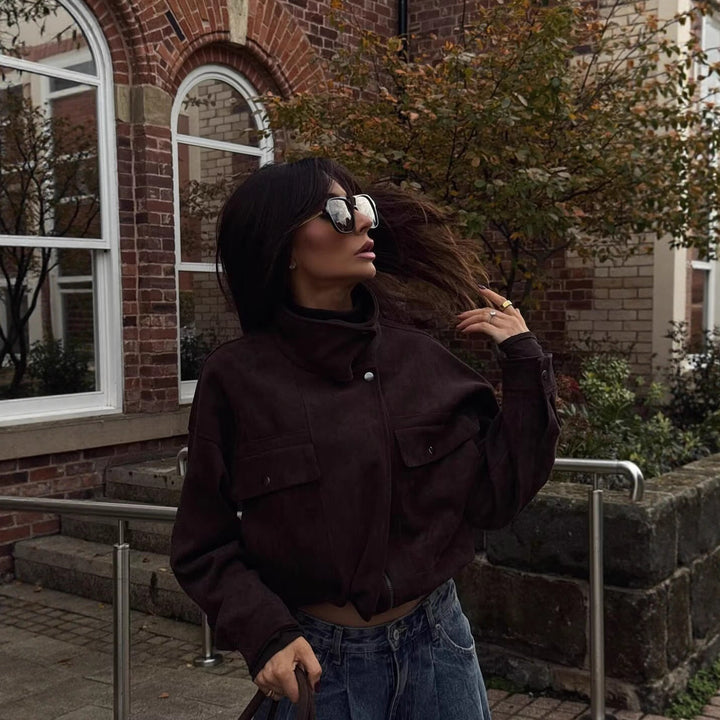 Damen Kurze Boxy‑Jacke in Velourslederoptik mit hohem Funnelkragen Echoarchiv