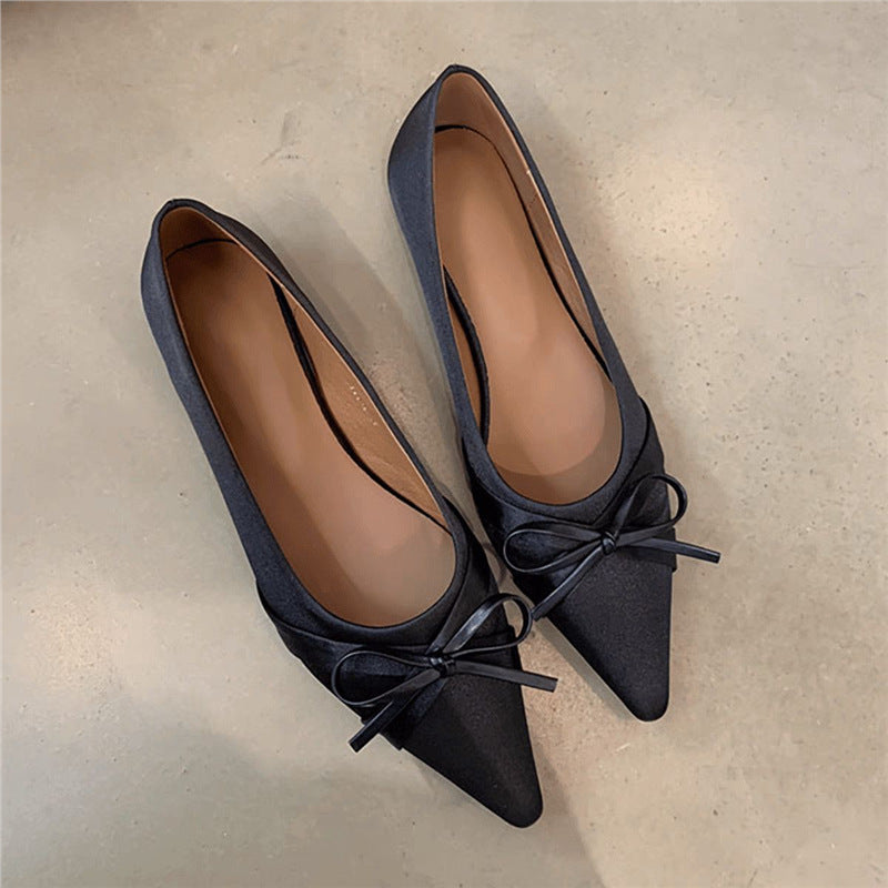 Damen Spitz zulaufende flache Ballerina mit Schleifen-Detail und gepolstertem Komfortfußbett – Lioré