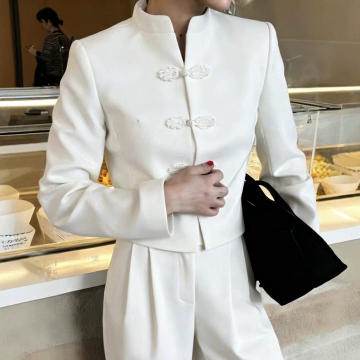 Damen Kurze Jacke im Mandarin‑Stil mit Stehkragen und dekorativen Froschverschlüssen Echoarchiv
