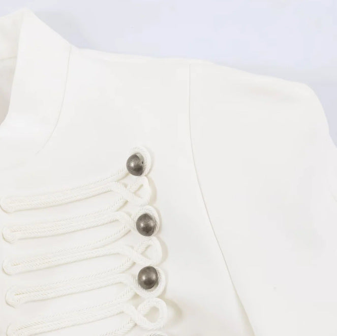 Damen Taillierter Cropped‑Blazer mit militärischer Galonverzierung und Stehkragen Echo Archiv