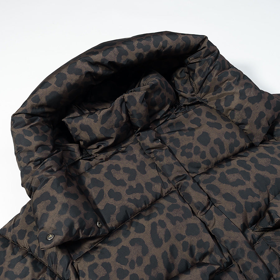 Damen Kurz geschnittene gesteppte Jacke mit hohem Kapuzenkragen, Tunnelzugsaum und Leopardenprint Echo Archiv