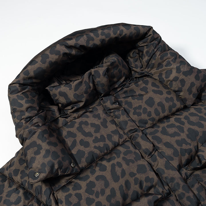 Damen Kurz geschnittene gesteppte Jacke mit hohem Kapuzenkragen, Tunnelzugsaum und Leopardenprint Echo Archiv