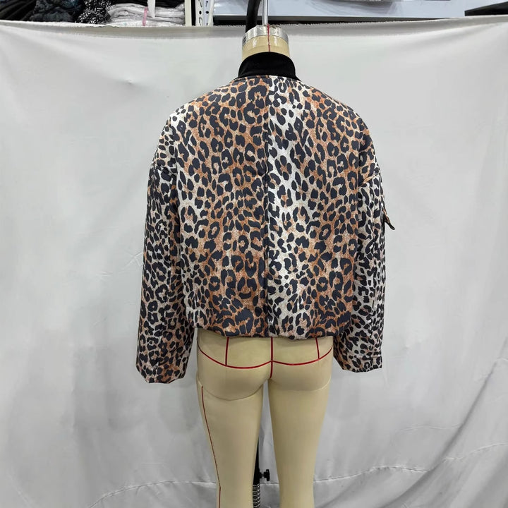 Damen nan cropped Leopard-Bomber mit Boxy-Schnitt, Reißverschluss und Utility-Ärmeltasche Echo Archiv