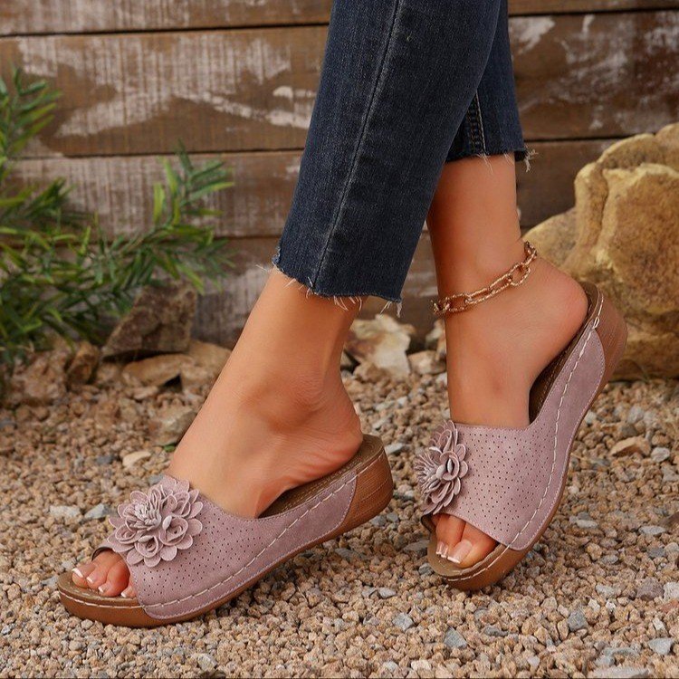 Damen Perforierte Keil-Sandalen als Slip-On mit Blumenapplikation und gepolstertem Fußbett – Sorelia