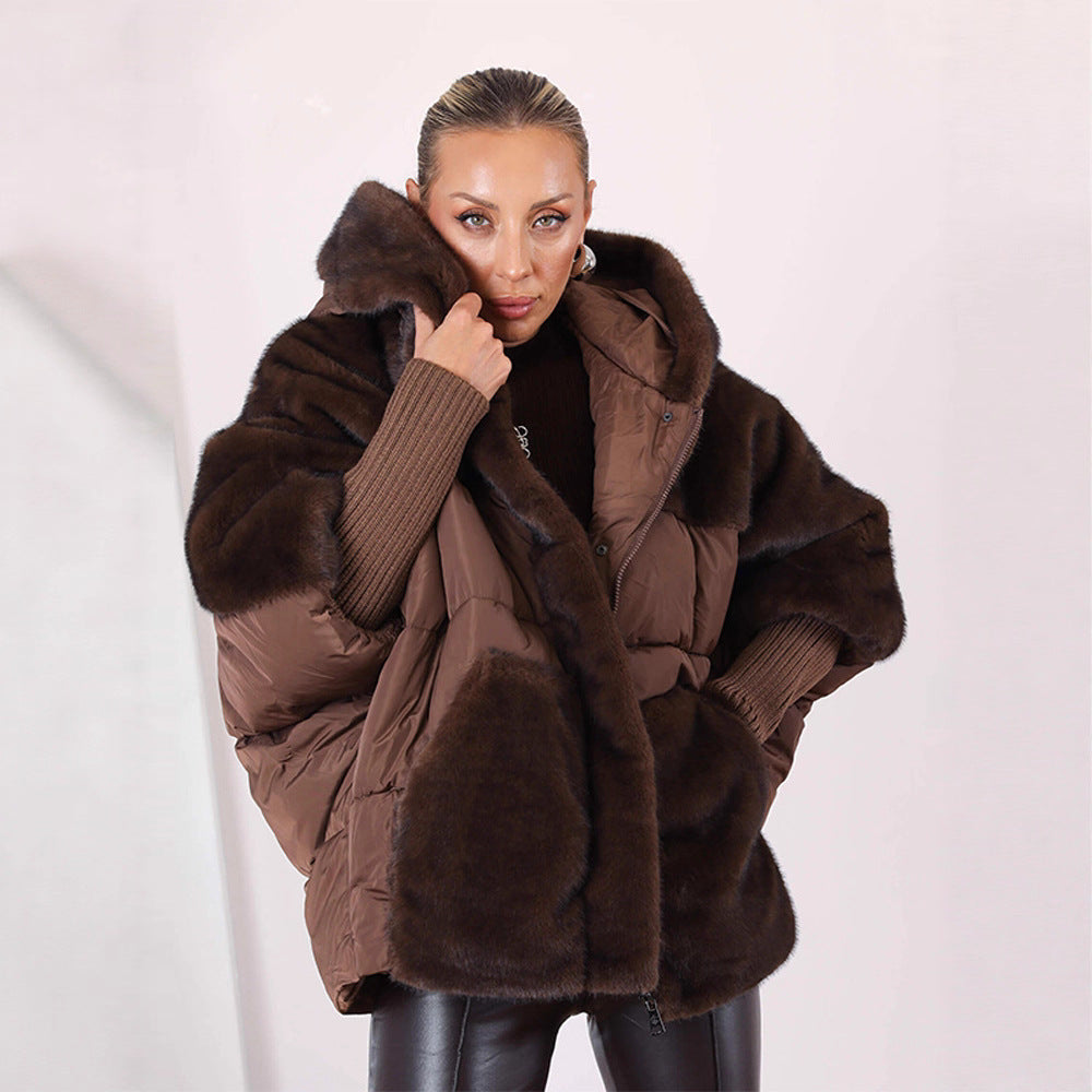 Damen Kurz geschnittene gesteppte Kapuzenjacke mit voluminösem Webpelzbesatz und Oversize‑Silhouette Echo Archiv