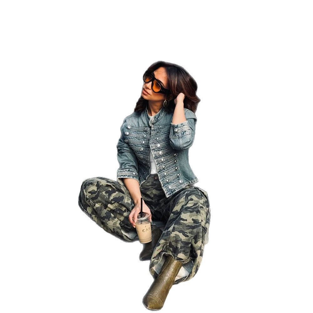 Damen Kurze Jeansjacke mit dekorativen Metallknopf‑Reihen und taillierter Silhouette Echoarchiv