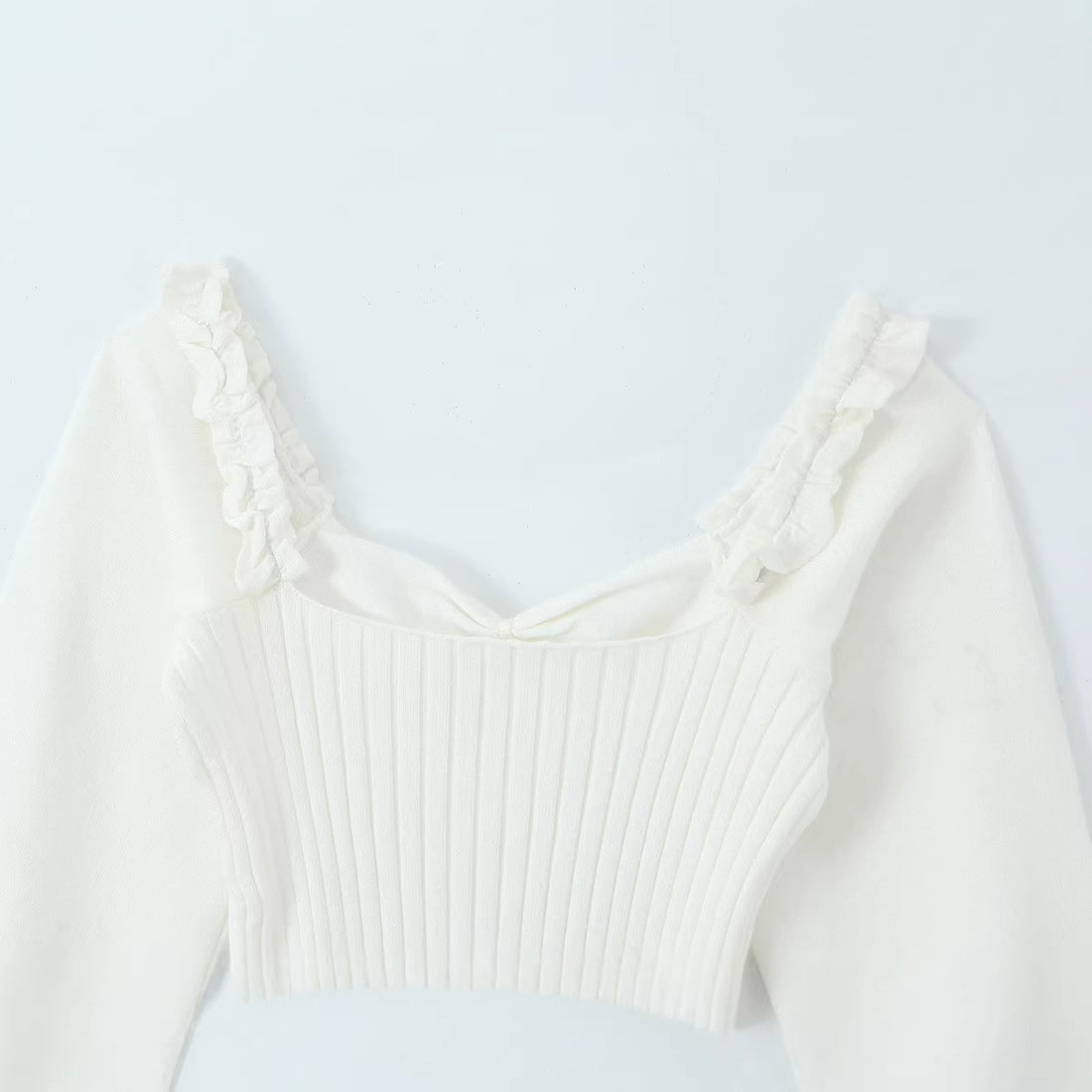 Damen Cropped-Feinstrickpullover mit taillierter Rippenstruktur, V-Ausschnitt, Rüschenbesatz und Ballonärmeln Echoarchiv