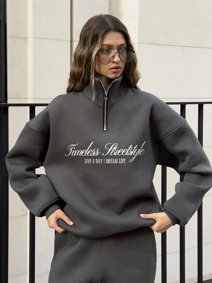 Damen nan oversized Halbzip-Sweatshirt mit hohem Stehkragen und Statement-Print Echo Archiv