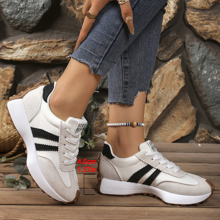 Damen Retro-Sneaker mit profilierter Gummisohle und dekorativen Zierstreifen – Névara