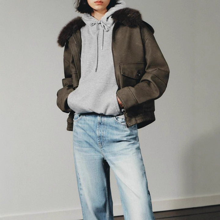 Damen Kurzjacke im Aviator‑Style mit Kunstpelzkapuze und aufgesetzten Pattentaschen Echoarchiv