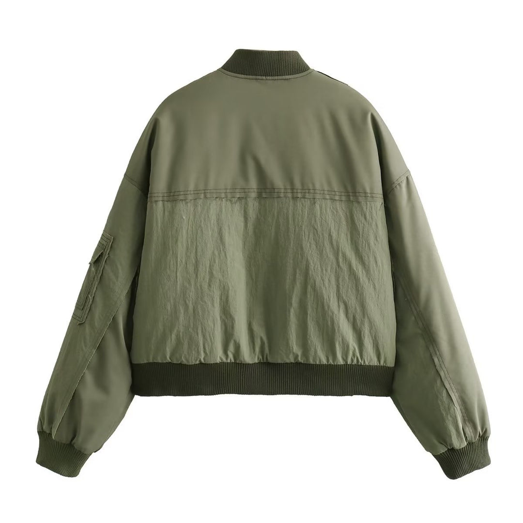 Damen kurz geschnittener Utility-Bomber mit Patchdetails, praktischen Brusttaschen und Ärmel-Reißverschluss – Avenza