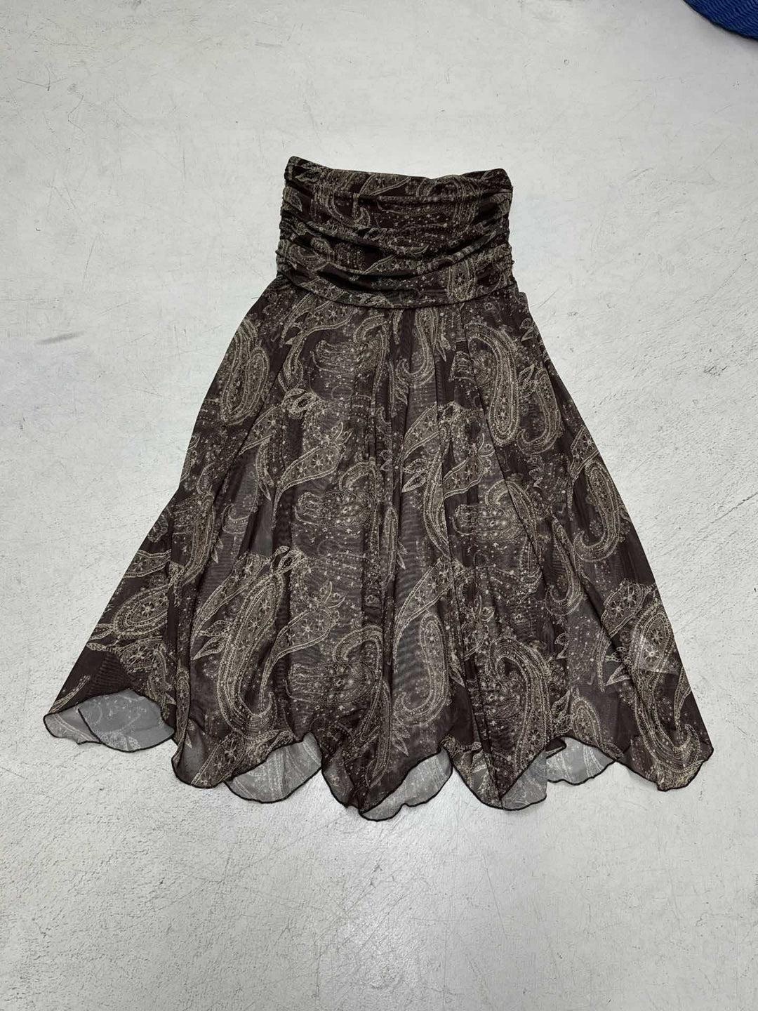 Damen Langer Chiffon-Rock mit gerafftem Bund, Paisley-Print und Zipfelsaum – Valéora