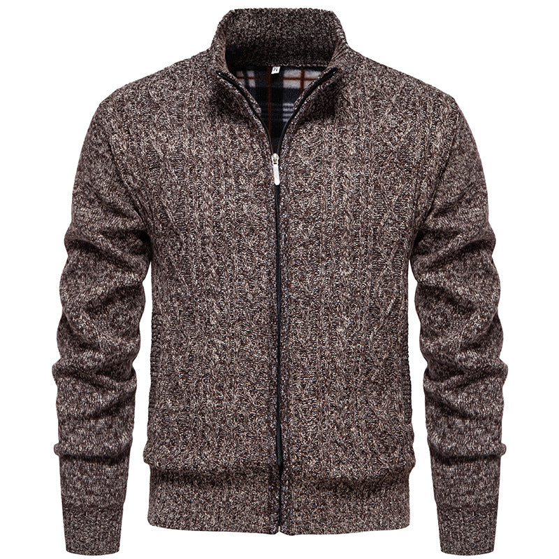 Herren nan grobgestrickter Cardigan mit Zopfmuster, Stehkragen und kariertem Innenfutter Echo Archiv