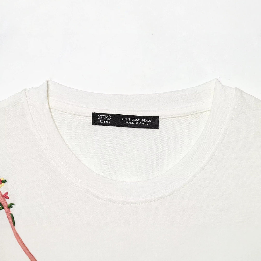 Damen T-Shirt mit feiner Stickerei und einzigartigen Drucken Echo Archiv