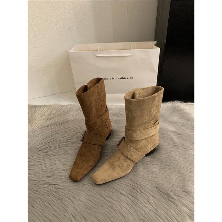Damen Biker-inspirierte Mid-Boots aus Velourslederoptik mit spitzer Kappe und verstellbaren Gürtelschnallen – Lioré