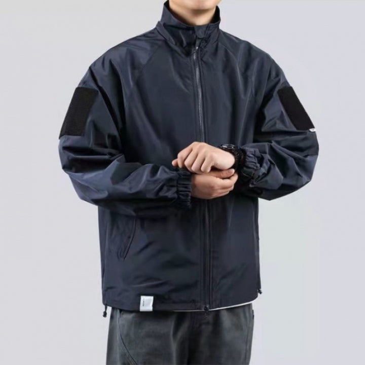 Herren Wind- und Wetterjacke mit funktionalen Taschen und hohem Kragen Echoarchiv