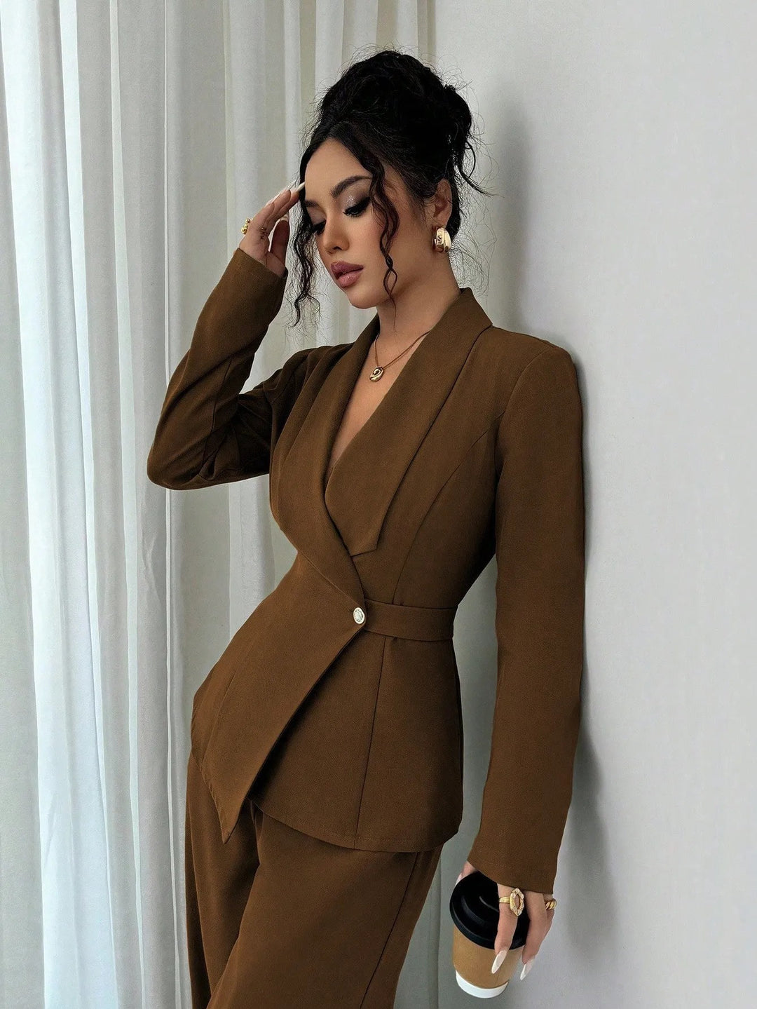 Damen taillierter Businessblazer mit Schalkragen, Gürtelbund und Ein-Knopf-Verschluss – Valéne
