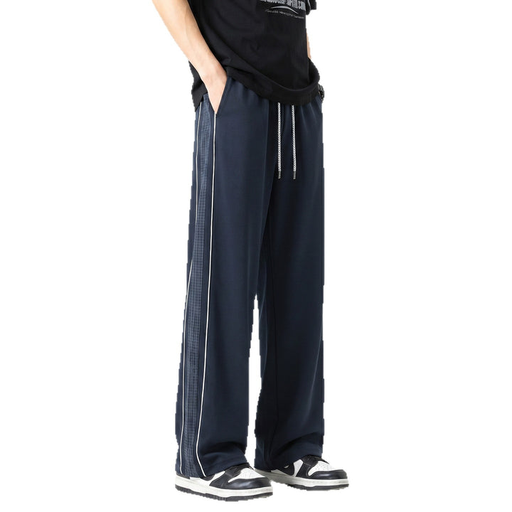 Herren Weite Trackhose im Oversize‑Schnitt mit Tunnelzug und seitlichem Karomuster‑Streifen Echoarchiv