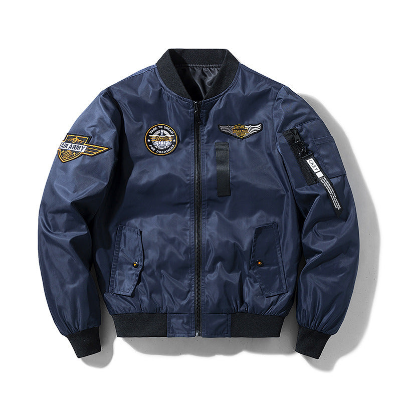 Herren Bomberjacke im Fliegerstil mit Nylon‑Shell, Patch‑Applikationen und Ärmeltasche Echoarchiv
