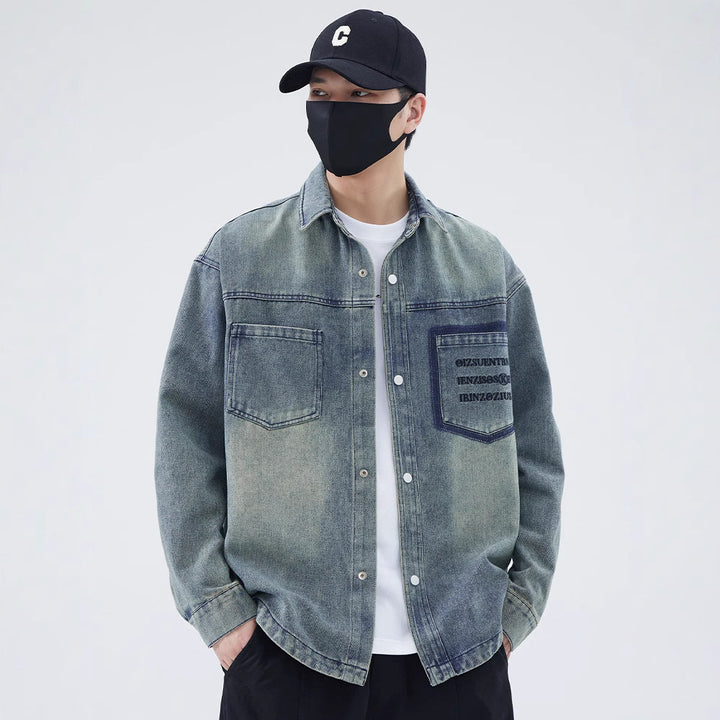 Herren Jeanshemd mit modernem Design und einzigartigen Schriftzügen Echoarchiv