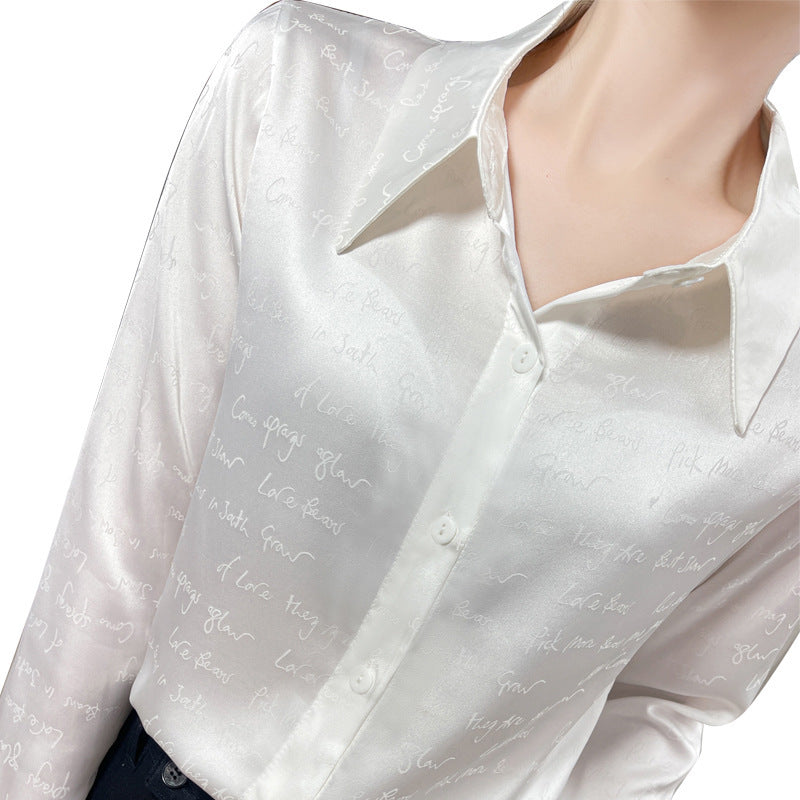 Damen Satinbluse mit zarter Jacquard‑Schrift, spitzem Hemdkragen und durchgehendem Knopfverschluss Echoarchiv