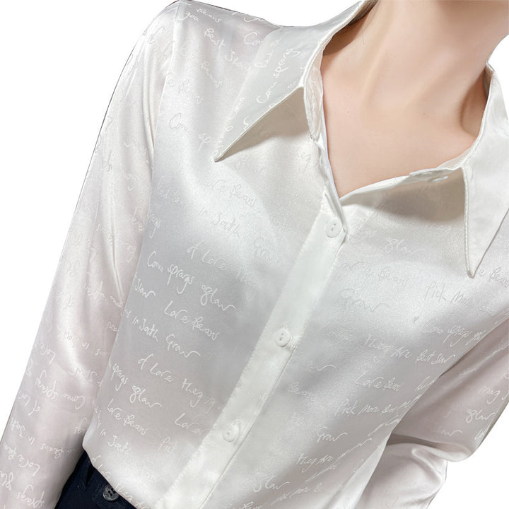 Damen Satinbluse mit zarter Jacquard‑Schrift, spitzem Hemdkragen und durchgehendem Knopfverschluss Echoarchiv