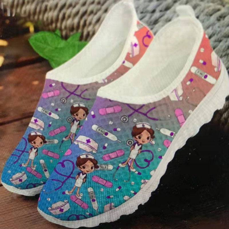 Damen Verspielte Slip-On Sneakers mit medizinischem Cartoon-Print, atmungsaktivem Mesh und gepolsterter Memory-Sohle – Névara
