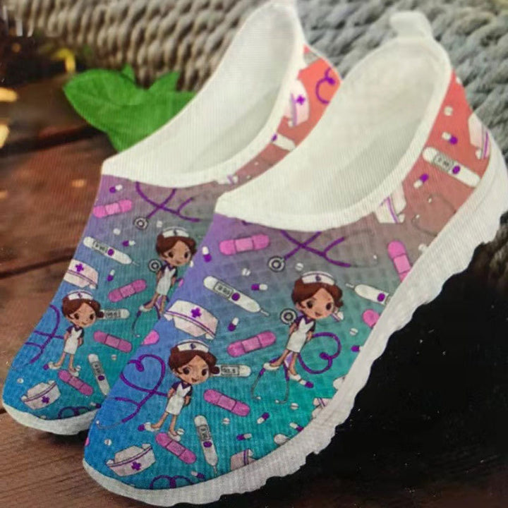 Damen Verspielte Slip-On Sneakers mit medizinischem Cartoon-Print, atmungsaktivem Mesh und gepolsterter Memory-Sohle – Névara
