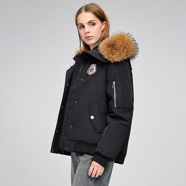Damen Kurzparkajacke im Bomberstil mit abnehmbarer Fellkapuze und Logo‑Patch Echo Archiv