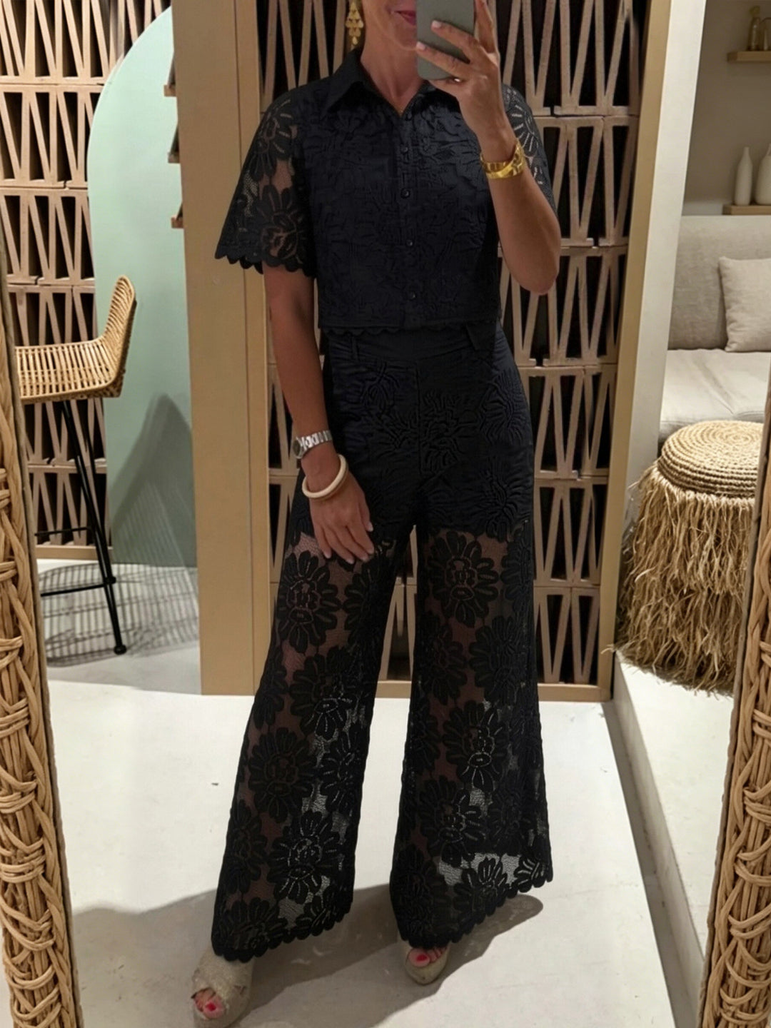 Damen nan elegante Spitzenkombination mit kurzärmeliger Hemdbluse, Muschelsaum und taillierter Palazzohose mit Bindegürtel Echo Archiv