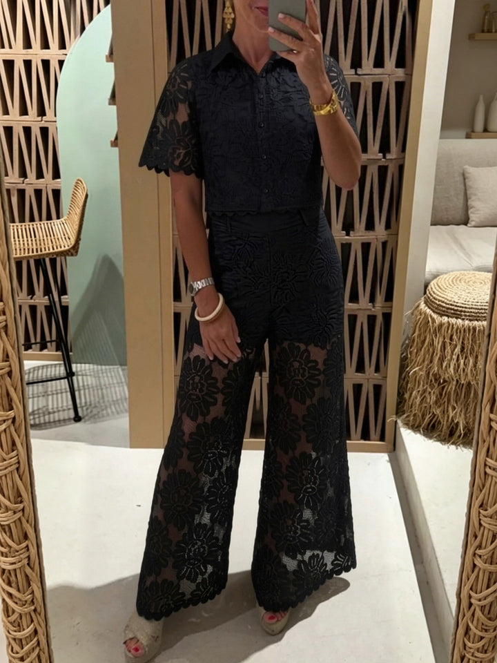 Damen nan elegante Spitzenkombination mit kurzärmeliger Hemdbluse, Muschelsaum und taillierter Palazzohose mit Bindegürtel Echo Archiv