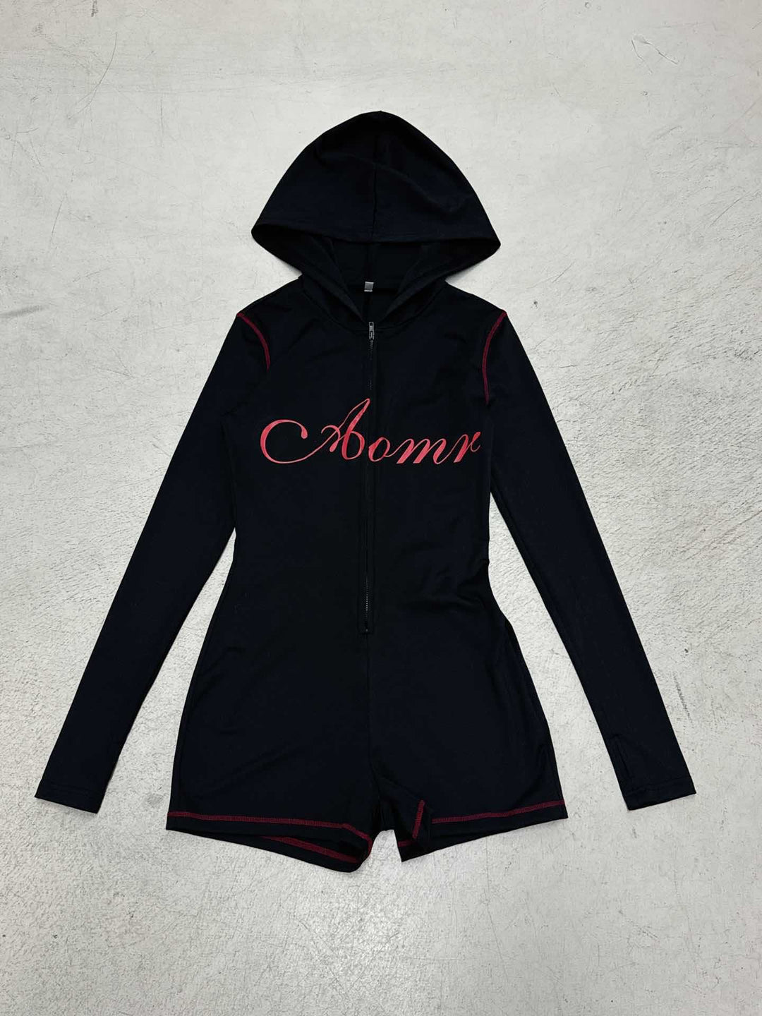 Damen nan taillierter Zip-Romper mit Kapuze, langer Armführung und integrierten Shorts aus funktionalem Stretch Echo Archiv