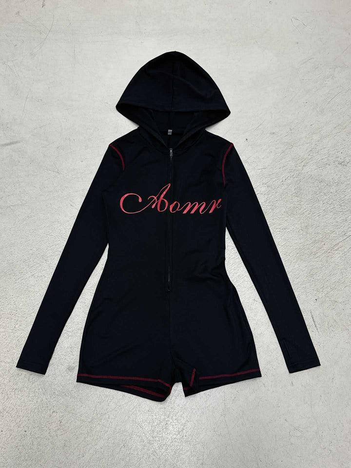 Damen nan taillierter Zip-Romper mit Kapuze, langer Armführung und integrierten Shorts aus funktionalem Stretch Echo Archiv