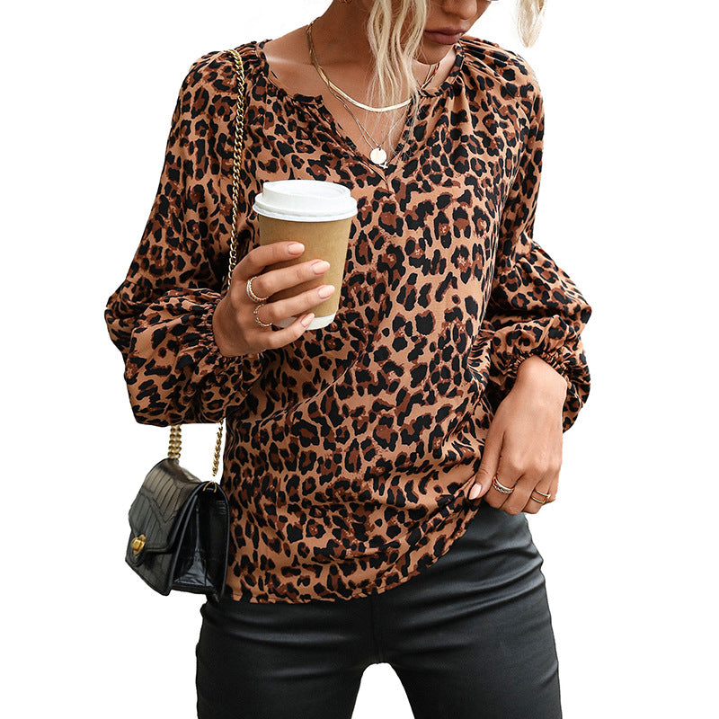 Damen Lässige Viskose-Bluse mit Leopardenprint, V‑Ausschnitt und gesmokten Ärmelbündchen Echoarchiv