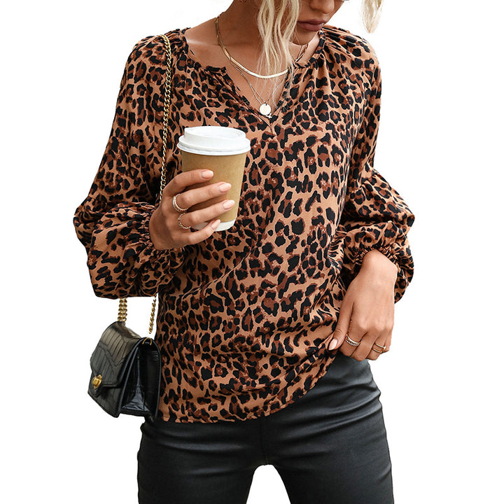 Damen Lässige Viskose-Bluse mit Leopardenprint, V‑Ausschnitt und gesmokten Ärmelbündchen Echoarchiv