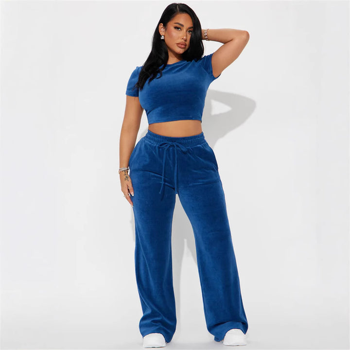 Damen Velours-Hausanzug mit bauchfreiem Shirt und weit geschnittener taillenhoher Jogginghose – Élanora