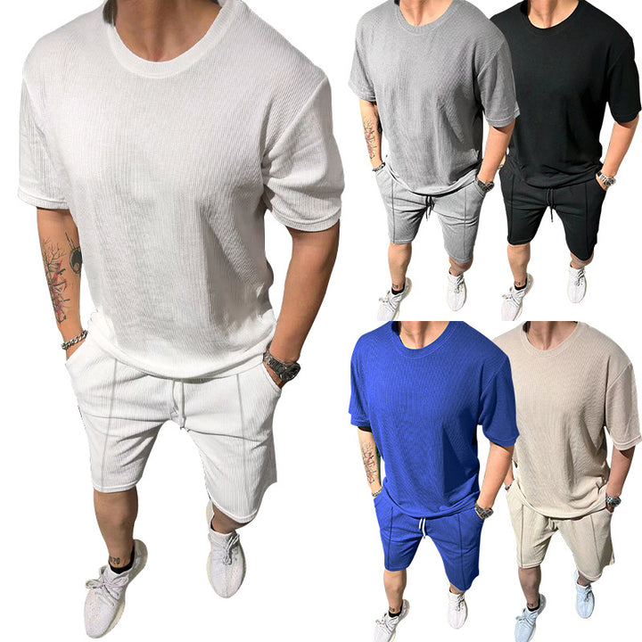 Herren lässiges Freizeitsport-Outfit mit strukturiertem Oberteil und Shorts Echoarchiv
