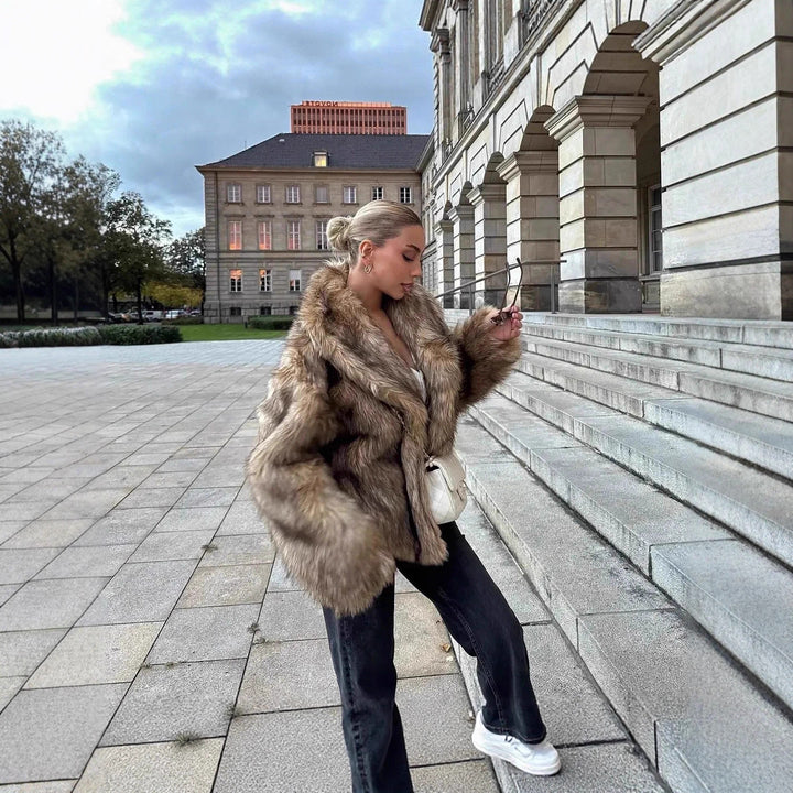 Damen Kurz geschnittene voluminöse Kunstpelzjacke mit Oversize‑Schalkragen Echo Archiv