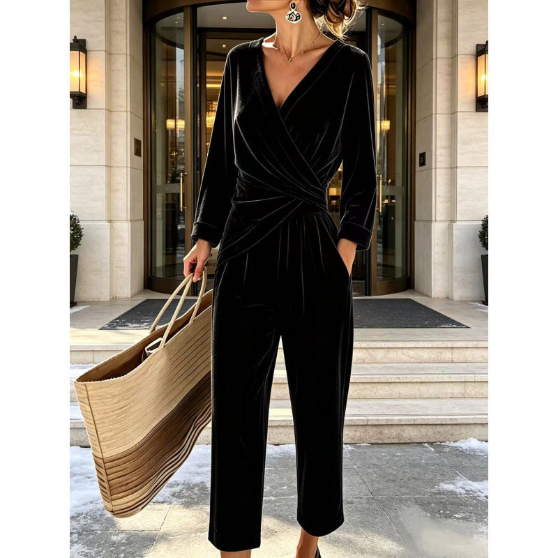 Damen Samt-Jumpsuit mit Wickeloberteil, taillierter Drapierung und weitem knöchellangem Bein Echoarchiv