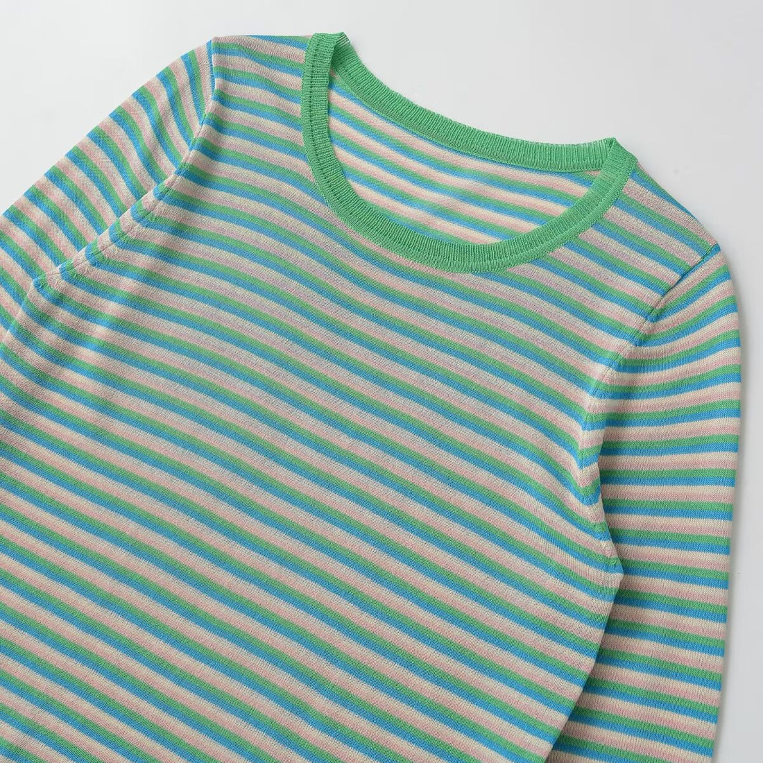 Damen Gestreiftes Feinstrick-Langarmshirt mit Rundhalsausschnitt und figurumspielender Silhouette Echoarchiv