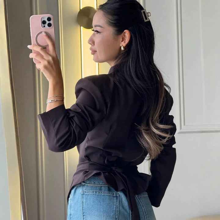 Damen Taillierter Blazer mit spitz zulaufendem Saum und tiefem V-Ausschnitt Echo Archiv