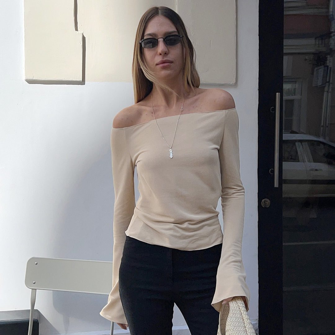 Damen Figurbetontes Off‑Shoulder Langarmshirt mit ausgestellten Manschetten Echo Archiv